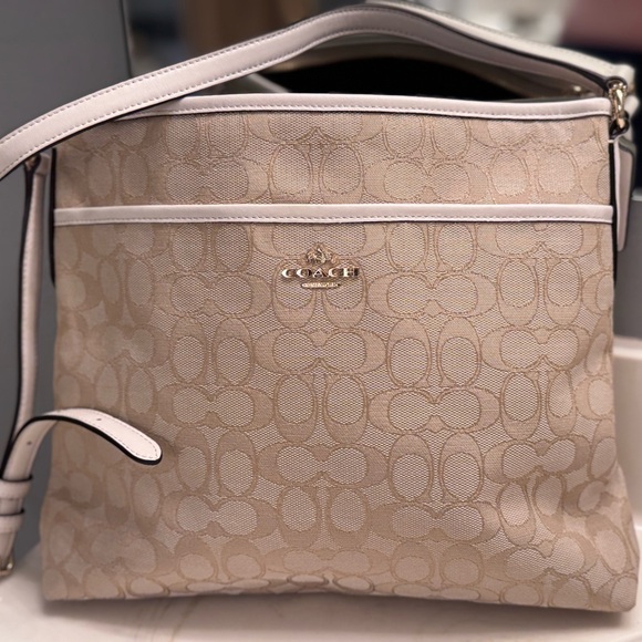 Coach Signature crossbody File Bag - New Without Tags - 13" x 10.5" - Picture 13 of 13